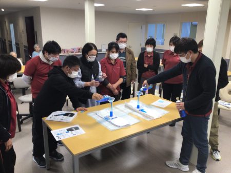 男性が、一心不乱に写真におさめるのは大人用のおむつだ。 紫色。レースがあしらわれたランジェリーのようなデザイン。去年、これらの写真を投稿すると、たちまち話題に。 ４万を超える『いいね』がついた。「年を取ったらこういうオムツをはきたい」など若い世代からも好意的な反響。 「日本の福祉の考え方って、最低限の保証や安全。 違和感を感じている」