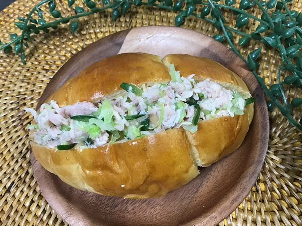 🥄 他の投稿はこちら🐣→@mi___k_cooking 離乳食37週目の朝ごはん👶 バナナロールは一気に口に入れるとオエっとなるので注意でした🤫 最後の写真は中之島こども本の森にて📚 絵本がたくさんで目移りしてた👶💕‥‥‥‥‥‥‥‥‥‥‥‥‥‥‥‥‥‥‥‥‥‥‥‥‥‥‥‥‥‥‥‥ .離乳食 離乳食準備