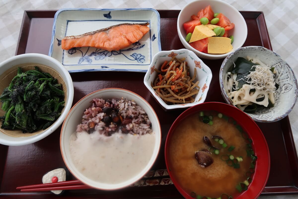 これだけでOK！つらい生理痛解消食事のコツ6つ産後生理痛がひどくなった 😢 そんなママさんも多いはず。 生理中の食事に気をつけることも大切です。そこで！ 生理中にやるべき食事のコツ6つをご紹介✨ コツ1 朝食は食べるように！豆乳ラテやヨーグルトが◎ コツ2