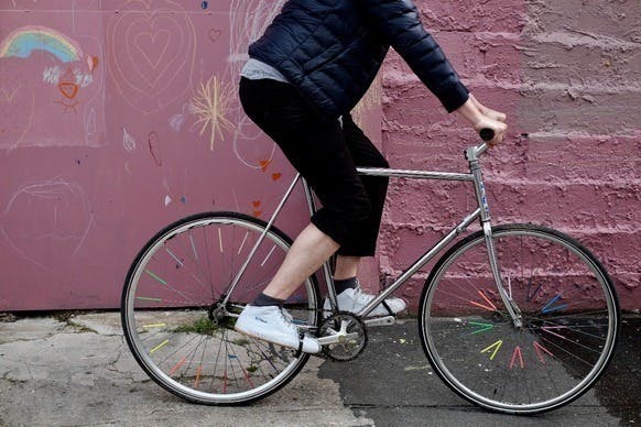 黒色の自転車は夜間危ない？自転車走行の安全対策と視認性の高い服装やライトの色が重要な理由 – イーライドレビューズ