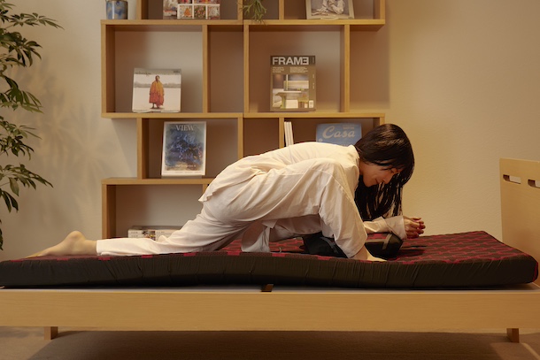 ベッドの上で簡単 痩せ体質にもなれる！？自律神経を整えて目覚めスッキリ「座ったまま朝ヨガ」ヨガジャーナルオンライン