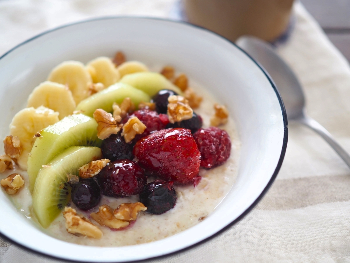 食べ過ぎた翌朝にぴったりなオートミールバナナヨーグルト