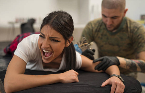 男の背中にタトゥーを入れるプロセス。プロのタトゥー。の写真素材・画像素材 Image 99057569