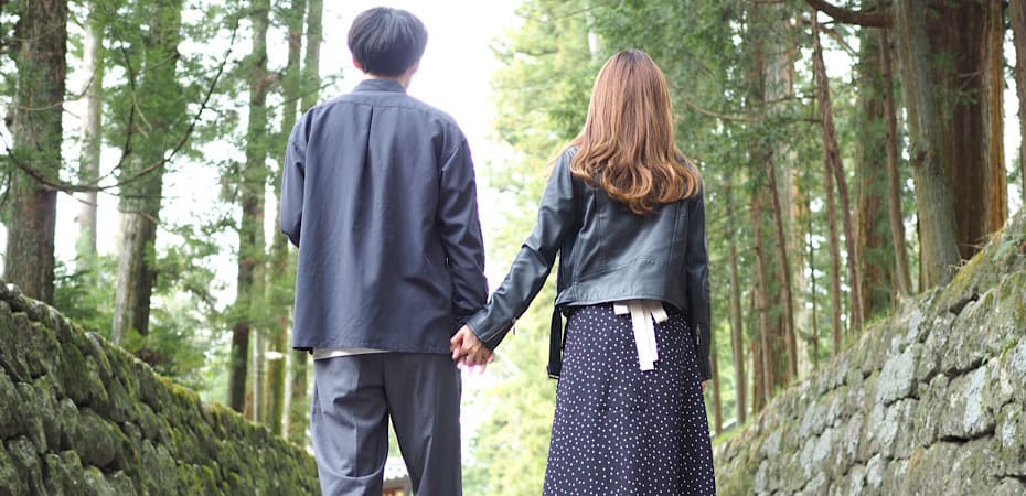 胸の前で手を握る心理とは？行動が教える深い意味恋のサインと心理