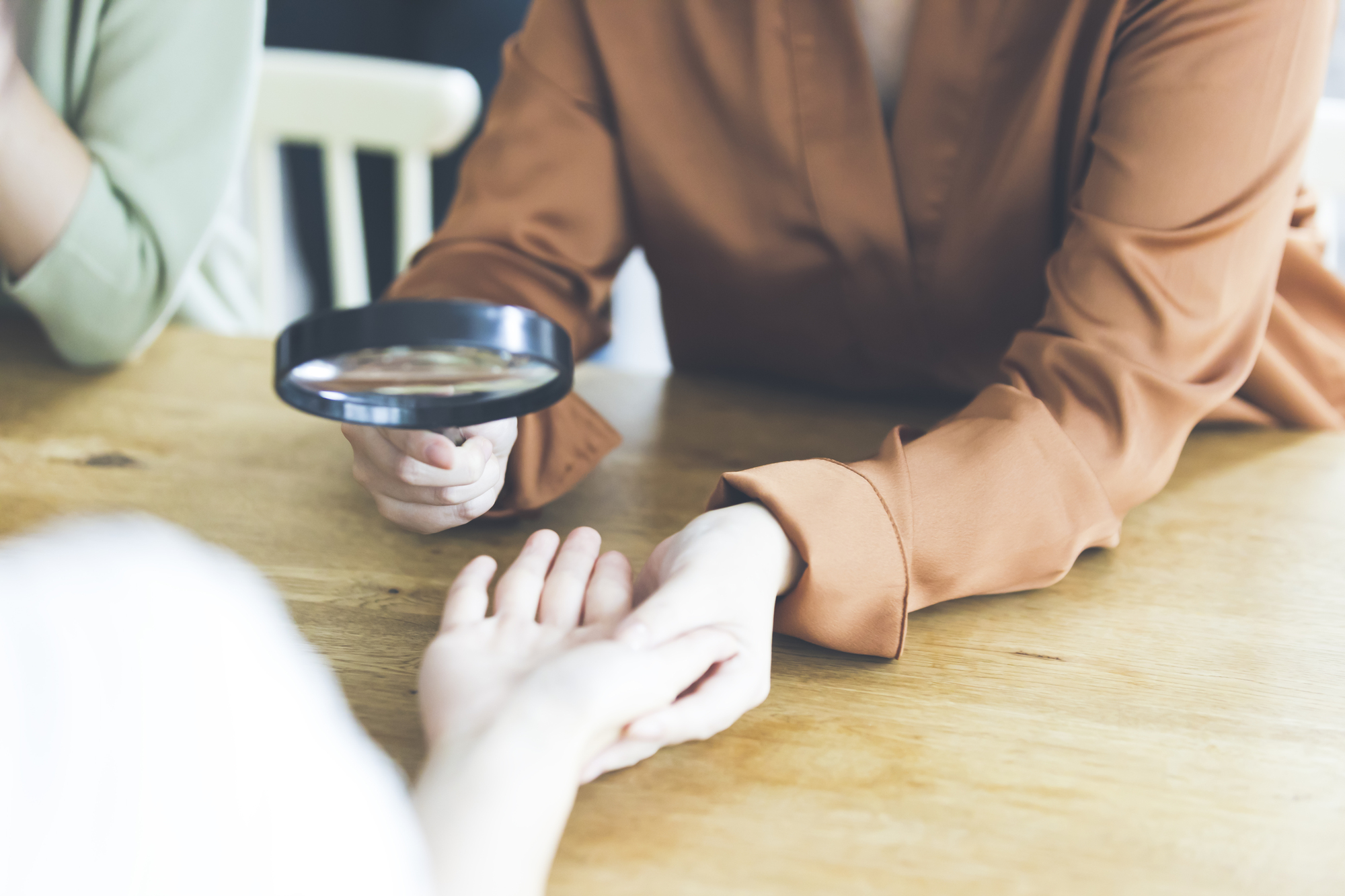 手相占い 手相は右手と左手、どちらを見たらいいの