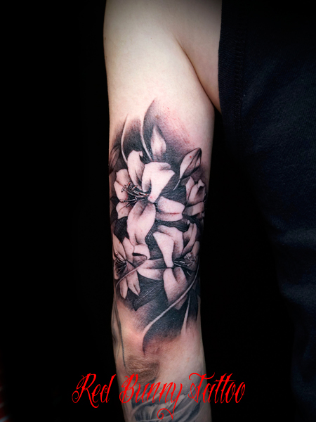 百合の花とモンローシグネチャーSTROKER TATTOO