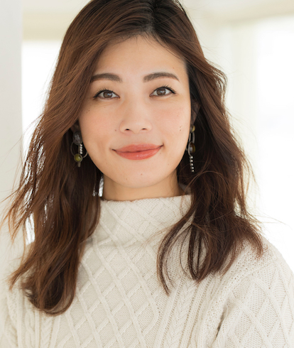 白地に柔らかい顔をして、コスタリカからの若い女性の肖像画間近します。の写真素材・画像素材 Image 64328725