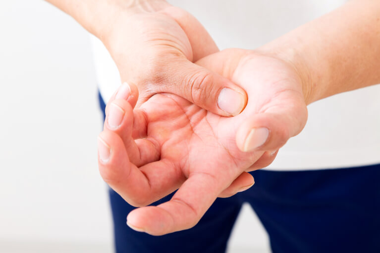 寝ている時、起きた時の手や腕の痺れは枕と関係ありますか？オーダーメイド枕の山田朱織枕研究所