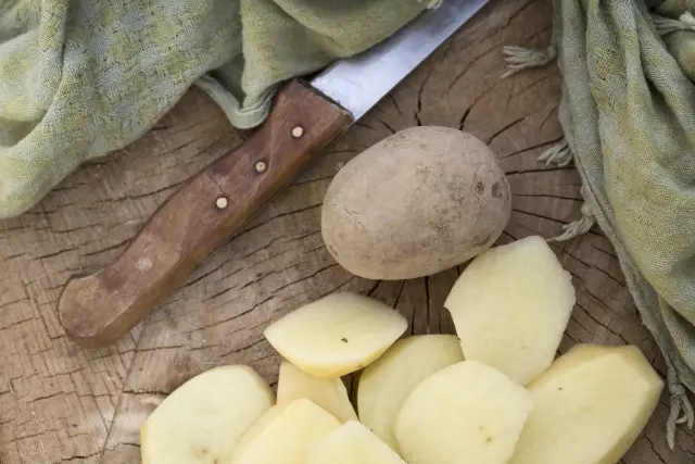 芽が出て食べられなくなったジャガイモを植えてみたら生えてきた。芽かきと土寄せ。 - ハーブと庭と健康と