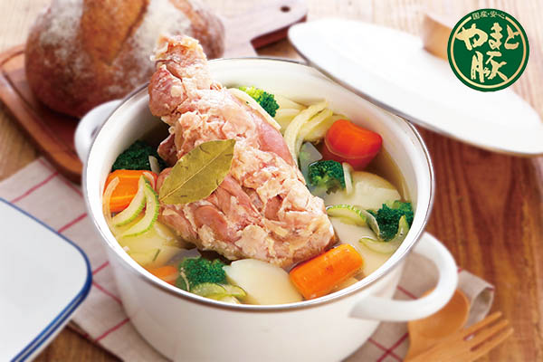 大森のドンキでアイスバイン用の豚肉を見つけたので1週間塩とスパイスで漬け込んで圧力鍋で調理。その後、野菜も足してポトフにしました。お肉はホロっと、皮はプリっとしていて大成功😆おうちごはん