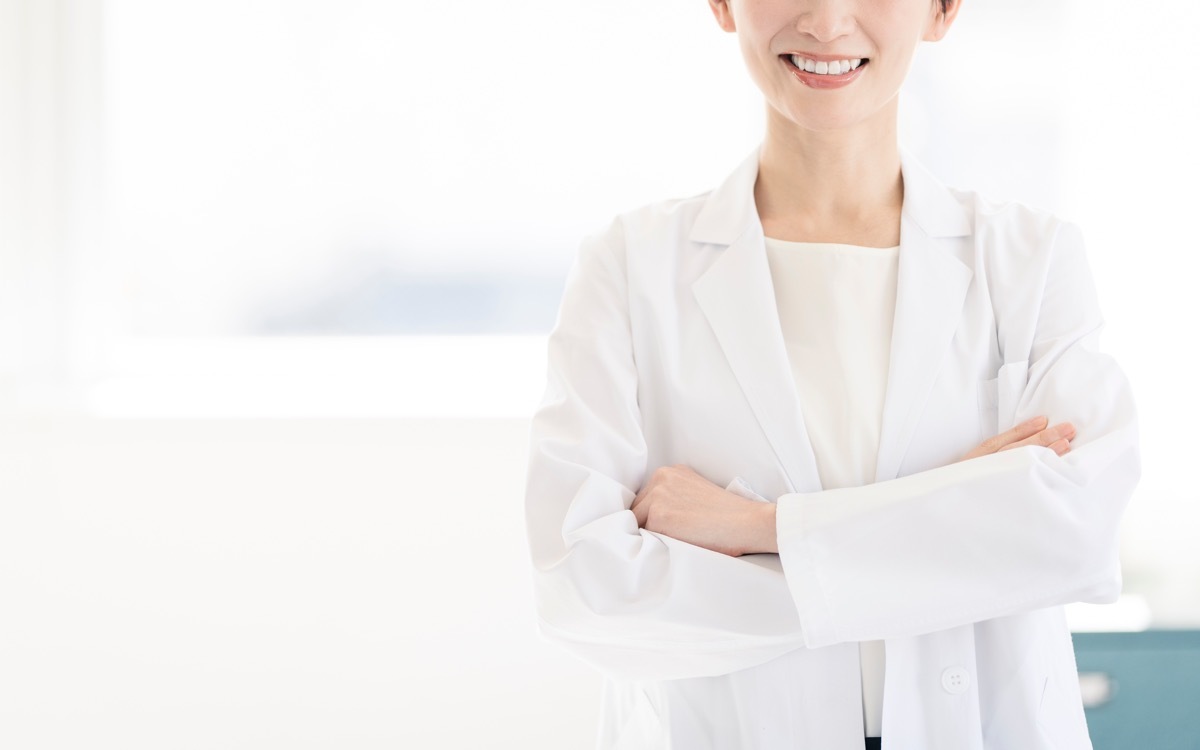 要注意 腕を後ろ手に組む人の心理とは？地位を誇示する人の特徴と対策 -bundler