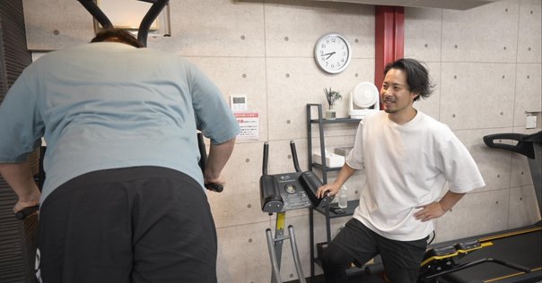 料金についてコースによって多少異なりますが、1回の施術は15,000円前後です！ 「1回の料金」と考えたら高いと思うでしょ😂？私も最初は思っていました😂 でも、月1回施術を受けるだけで、キツイ事はしなくていいんです😁 それなのに、 顎を削らずに顎のラインが