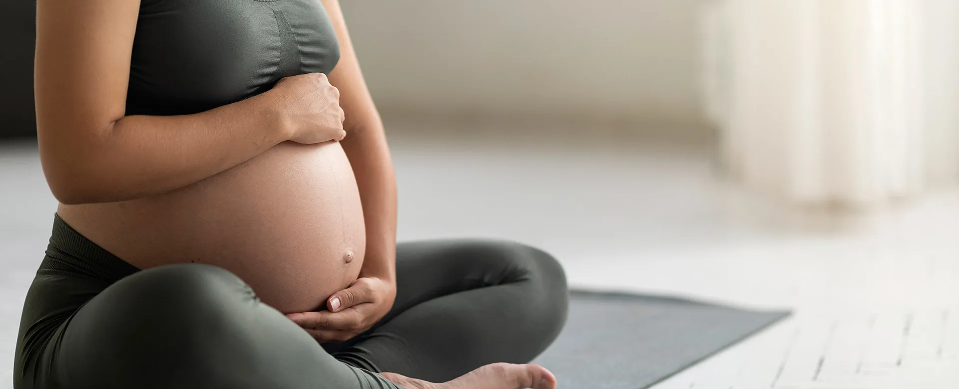 マタニティヨガ 後半ヨガ初心者や体が硬い方にもおすすめ☆132 - YouTube