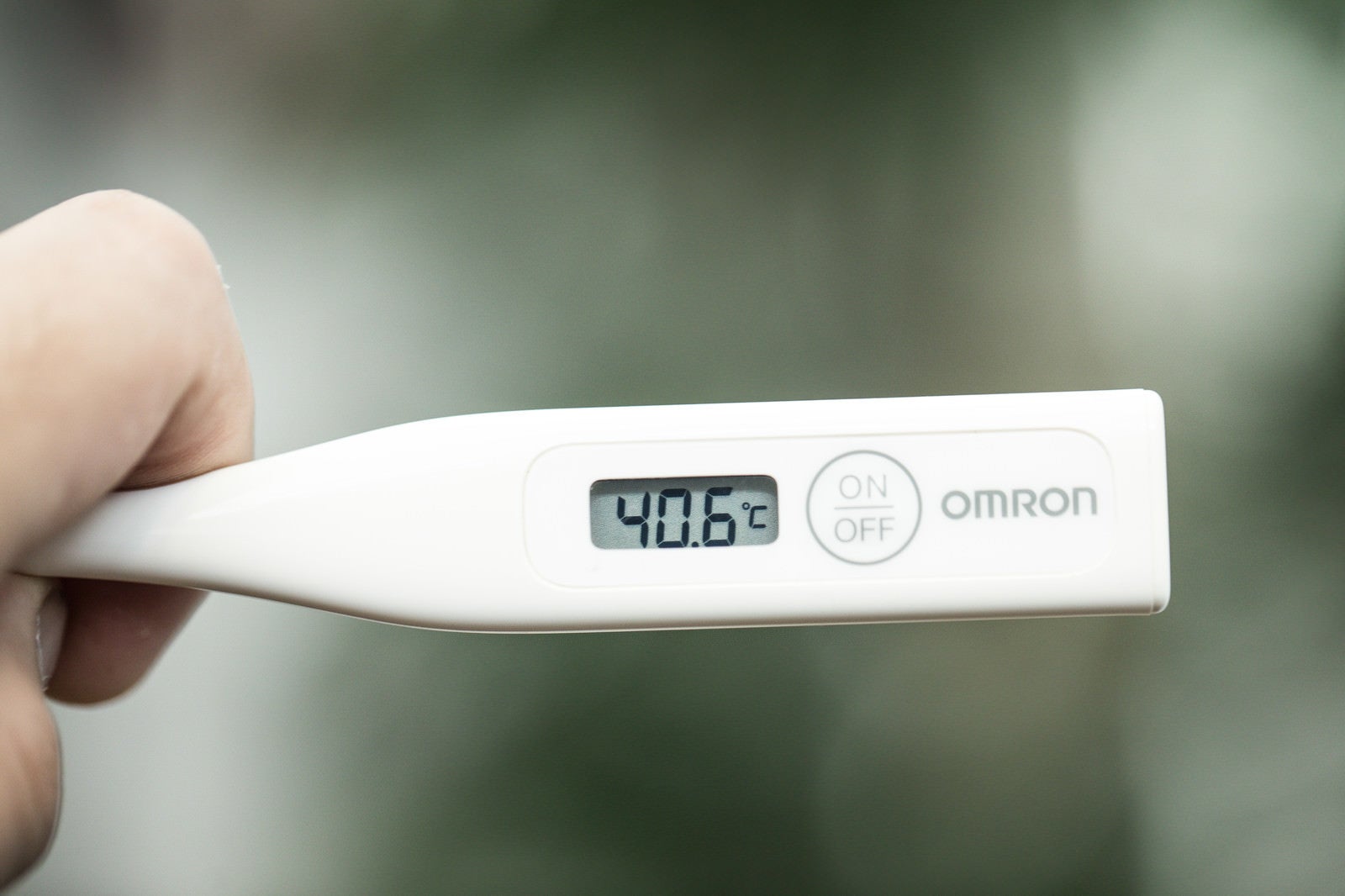 熱のある体温計イラストのフリー素材イラストイメージ