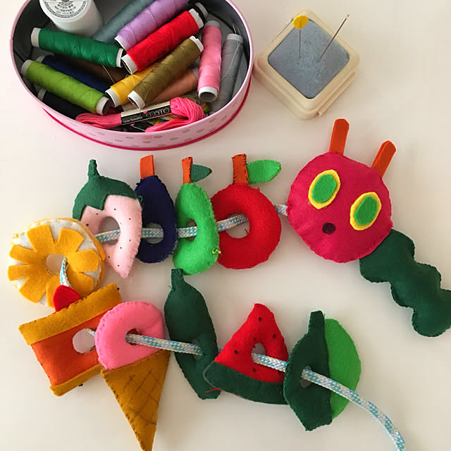 ミルク缶で作る、0歳から遊べる手作りおもちゃ～あおむしのポットン落としとひもとおし～かすみそうブログ