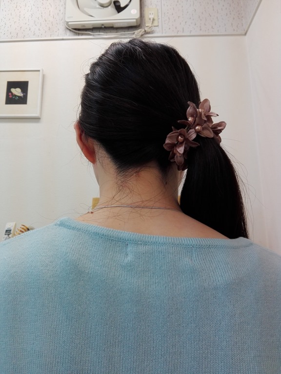 多毛による重みで頭や首が疲れる を解消！ 毛先を下向きにして結ぶだけの超簡単お団子ヘア 美容賢者の髪コンプレックス解消vol.79美的.com