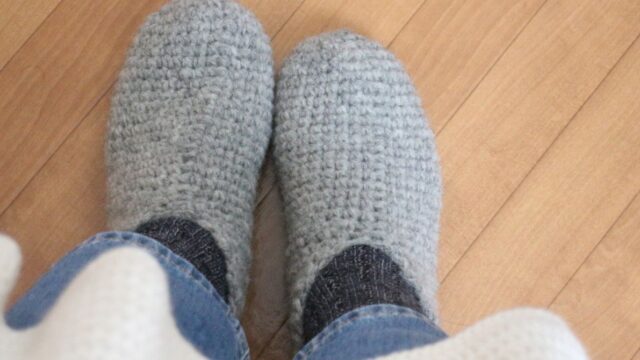 手編みキット：「なるほど」でつくるルームシューズ - ニッティングバード