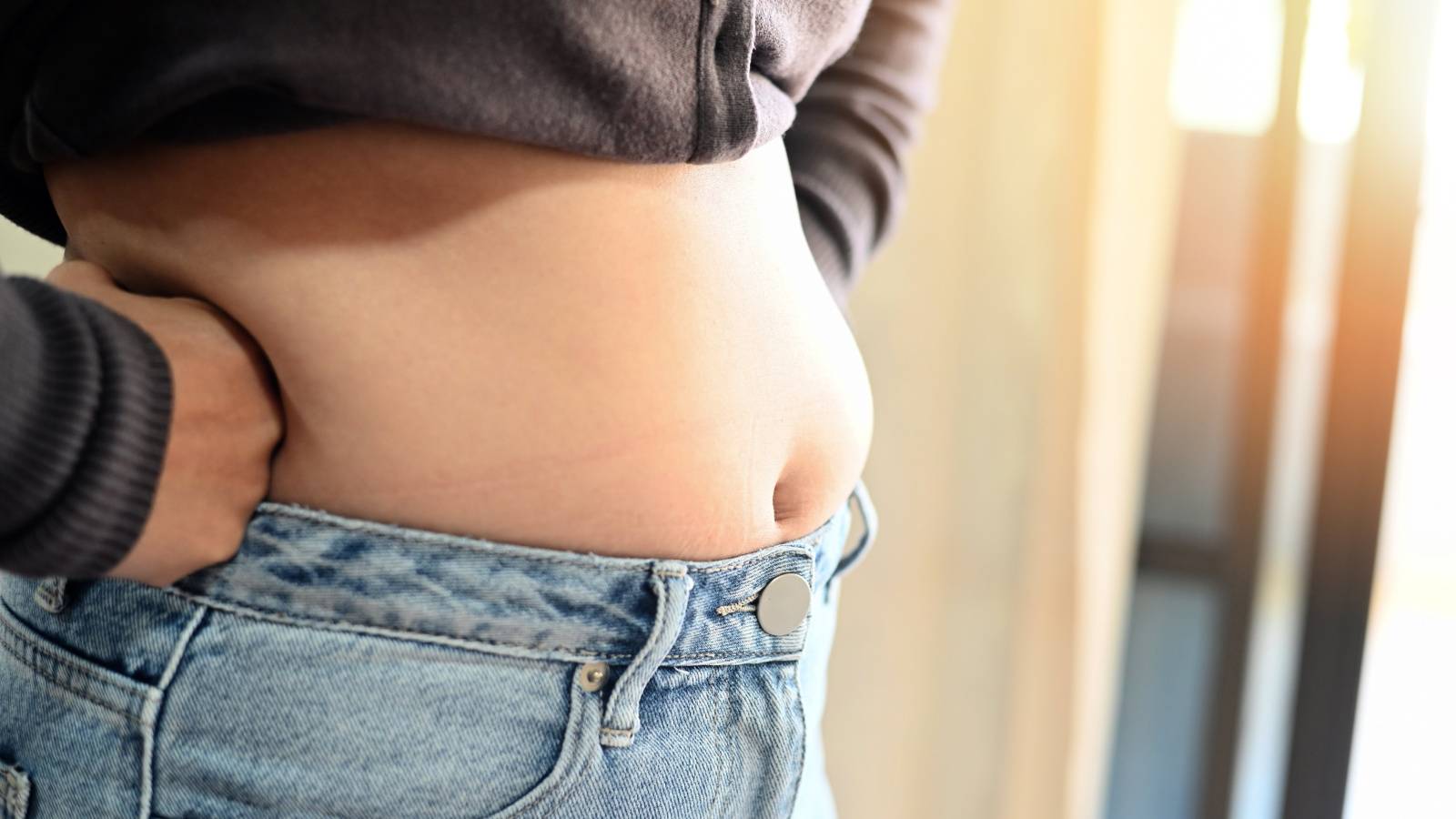 ぽっこり腹は反り腰かも 筋トレとストレッチで改善 - 日本経済新聞