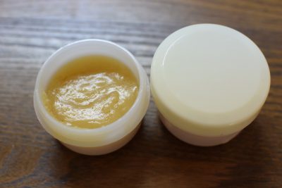 エクシートスキンクリームの誕生秘話が漫画になりましたー！ 有名なイラストレーターの方に描いていただきました。 かなり若過ぎ、 きれい過ぎですが😅新しい『びわの葉健康手帖』まもなく出来上がります。エクシートスキンクリームびわの葉健康法