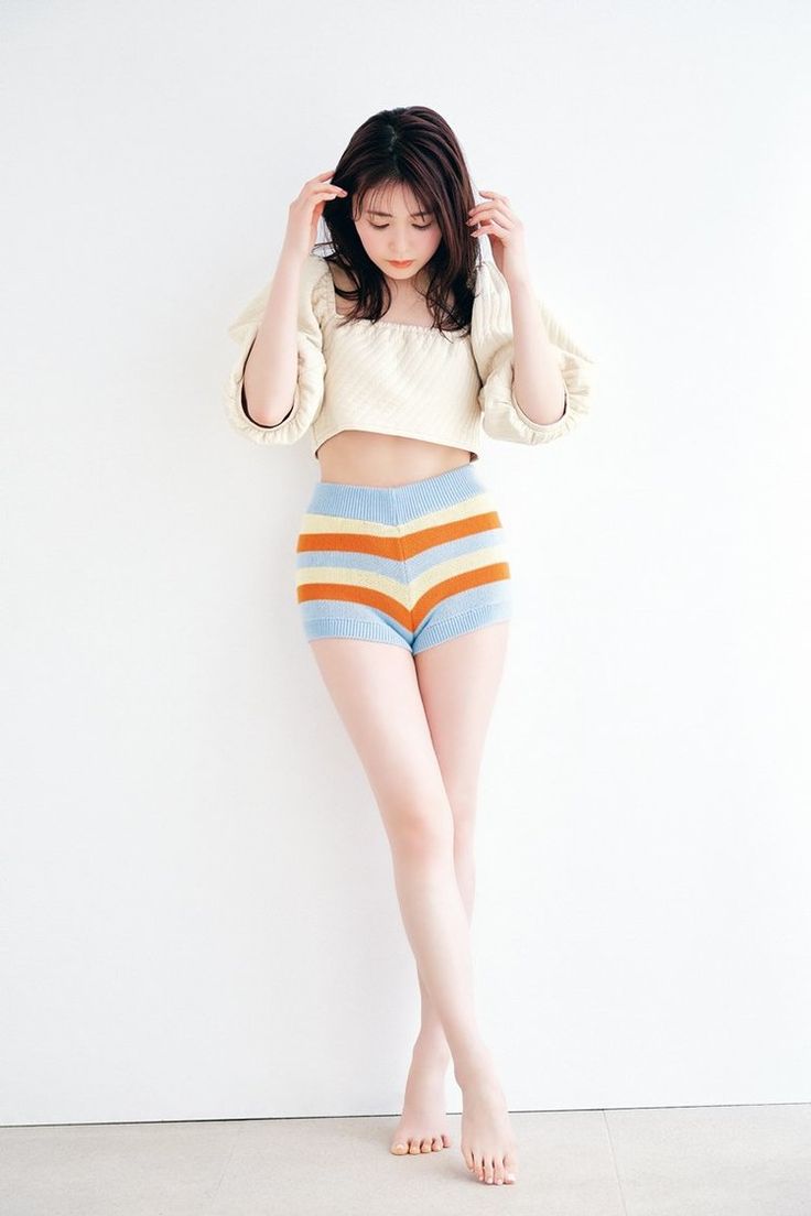 競泳水着姿の鳥海かう、しゃがみ込んだ開脚ポーズでむちむちの付け根あらわニフティニュース