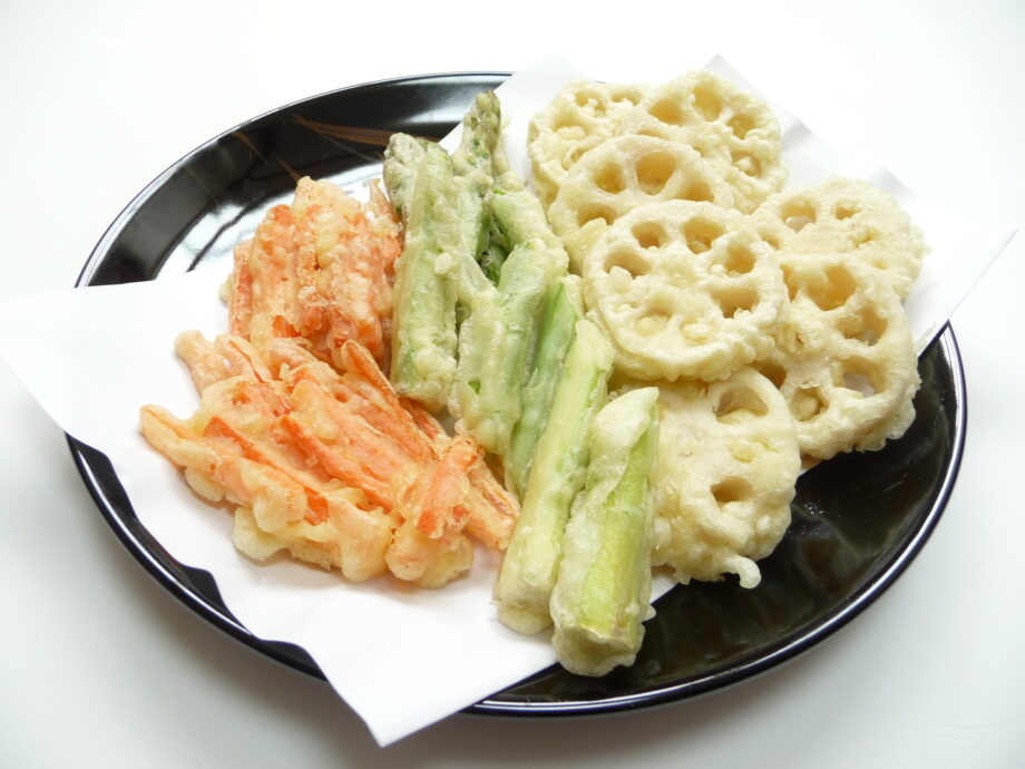 天ぷら、フライ、フリット フリッター は全て素材に衣を付けて揚げる料理で良く似ています。ご存知の通り、天ぷらは小麦粉、水、卵を軽く混ぜ合わせた衣 を纏わせて揚げる料理でフライは小麦粉、卵、パン粉を衣にして揚げる料理。フリットはイタリア語で『揚げたもの』を