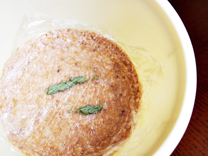 手作り味噌ができました！ 酒粕を敷いたら、カビ知らずの仕上がりでご満悦♪キッチンのかたすみ編集部石田明子