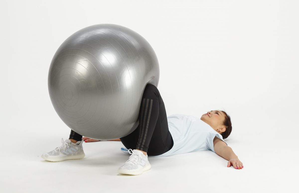 自宅でできる慢性疼痛治療⑥ バランスボールを使用した骨盤運動