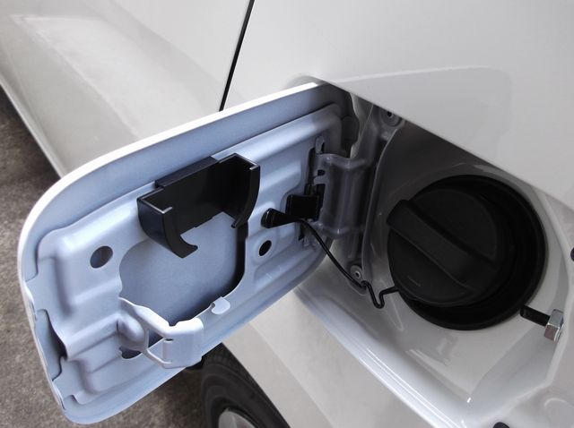 ミライースの給油口の開け方を画像付きで解説！開かない場合の対処法も！カーブロ