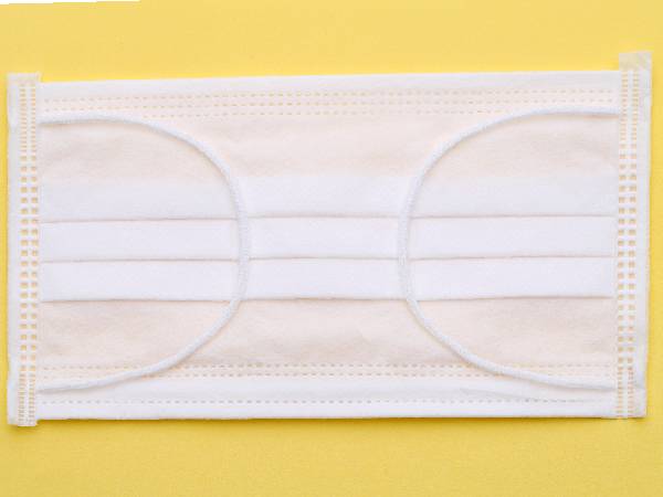 シャープ製 「不織布マスク MA-1050」裏表。表面は「マスク下部のアルファベット SHARP が正しく読める側を外側にして、ひもを耳にかけます。」サイズは約95mm×175mm。藤谷貴暢オフィシャルサイト