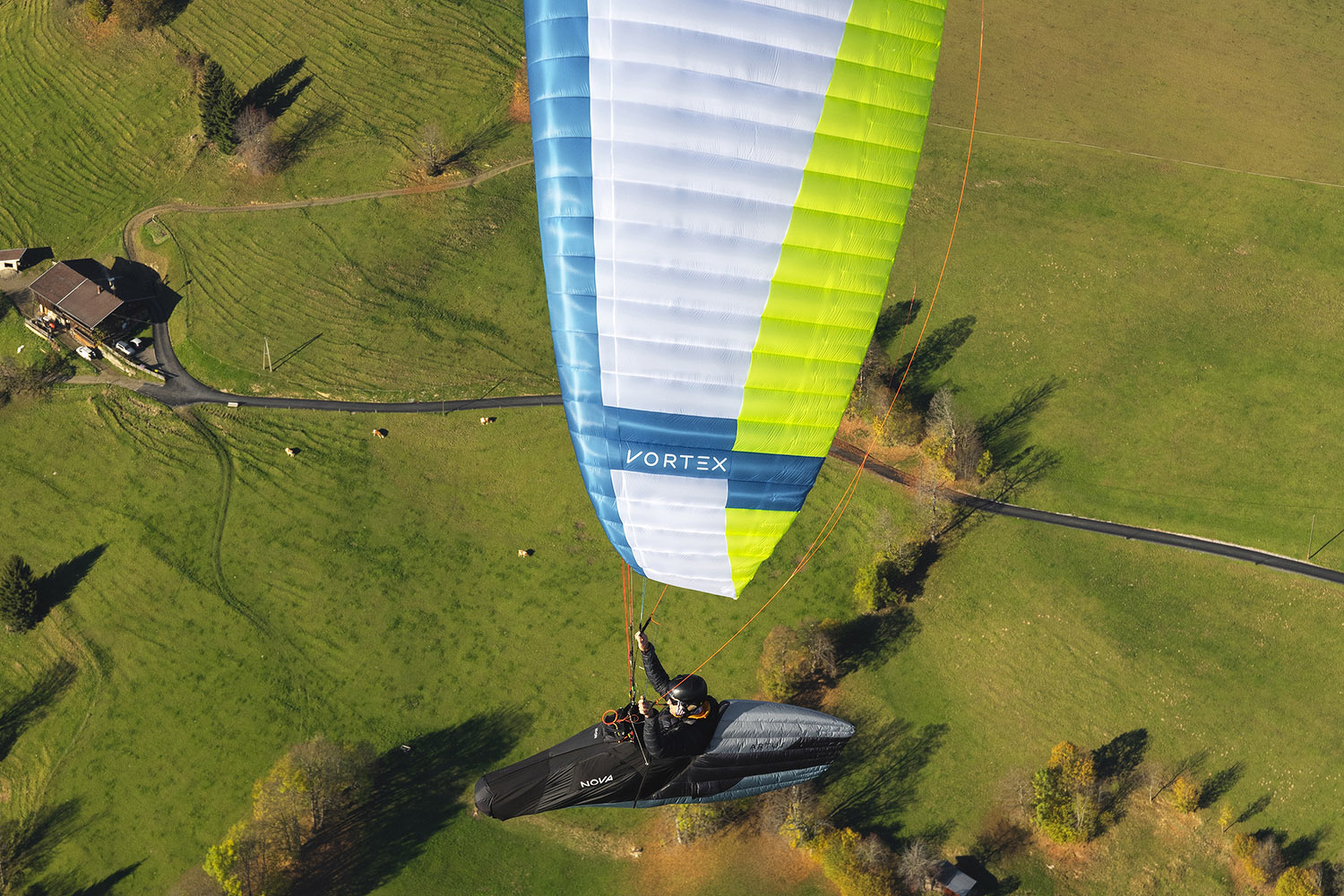 梅雨期の事故防止☔️ まもなく、6月！6月は、梅雨に入って雨の日が続く時期です⚠️ 雨の日の安全運転に努めましょう！ 速度を抑えて危険を回避6月は多くの地域で梅雨入りとなります☔️ 雨の日は、『車間距離の狭い状況での追突事故が多発』したり、『カーブでの