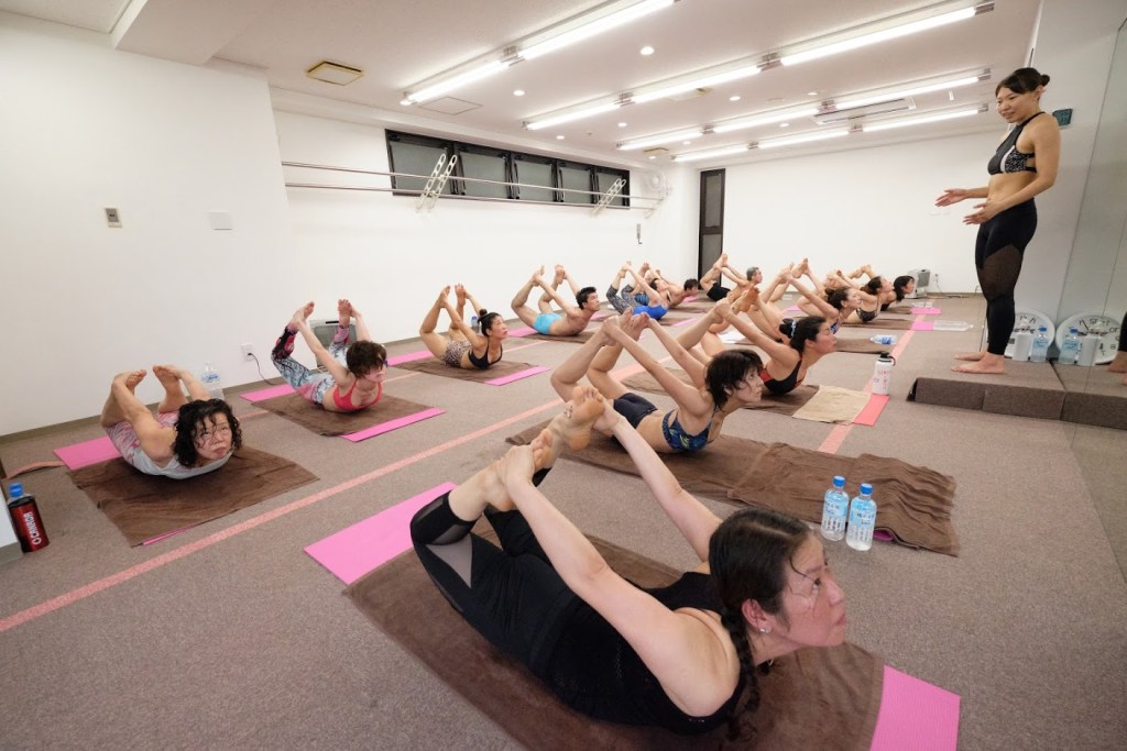 @lavayoga_official ←ヨガの情報を詳しく知りたい方はこちら, 今回は、すらっと脚になれるヨガポーズをご紹介！,1週間頑張ってみると決めた方はコメントで教えてください！また、実際にポーズに挑戦した方は、各ポーズの絵文字をコメントしてくださいね🧘‍♂️,月 →「❤️」,火 →「💙」,水 →「💛」,木 →「💚」,金 →「🧡」,土 →「💜」,日 →「🤍」,