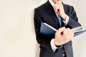 新刊発売 好評発売中 KADOKAWAより電子書籍にて 「放置子の面倒を見るのは誰ですか？」 が配信開始しました！ 第8話 アポなし訪問断るとまさかの嘘つき呼ばわり莉華にだけじゃない ？ ダ・ヴィンチWebではコラムも連載開始！ こんな場合どうするの？ どう対処したら