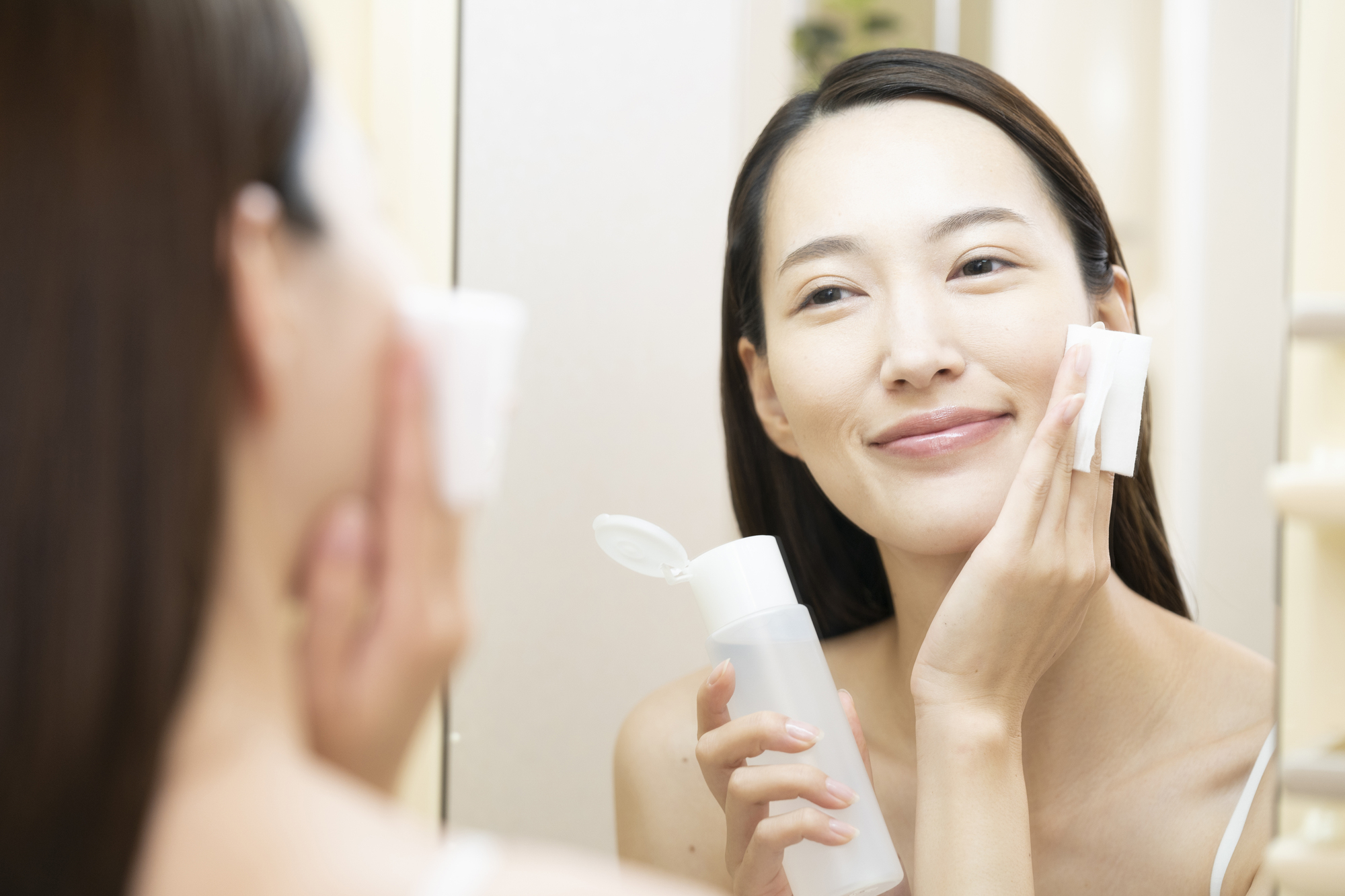 化粧水 手でつける？ コットンでつける？ 肌の水分量UP！ のコットンテク！ ビューティニュース 美容メディアVOCE ヴォーチェ