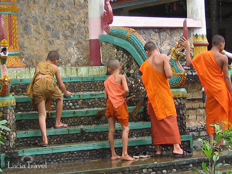 僧侶 Kep 海岸のカンボジア、アジアの仏教結婚指輪式を祝福の写真素材・画像素材 Image 76028533