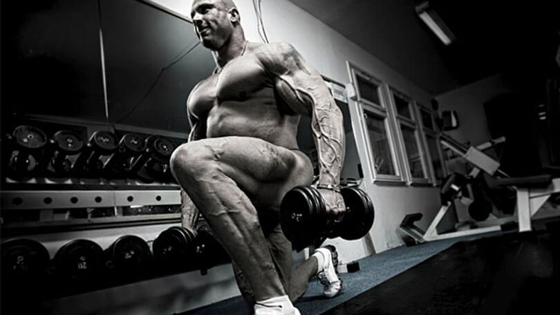 ダンベルランジ - ビデオガイドLyfta