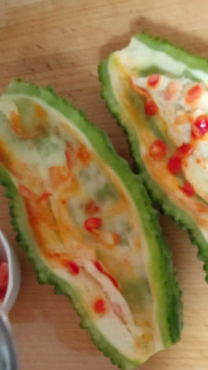 ゴーヤの熟した赤いタネもう、ゴーヤも終わりですねー！ 今年はゴーヤチャンプルーよく使ったなぁー。 今年の夏、なかなか出会えなかった熟したゴーヤちゃんにやっと出会えました！タネがプルプルで真っ赤！ この真っ赤なゴーヤのタネって食べられるの知ってました