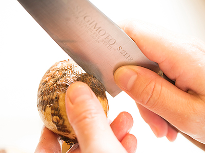 つるんっ。一瞬でできる里芋の皮むき方法に「簡単すぎる」「気持ちいい！」 ありおつまみレシピ- エキスパート - Yahoo!ニュース