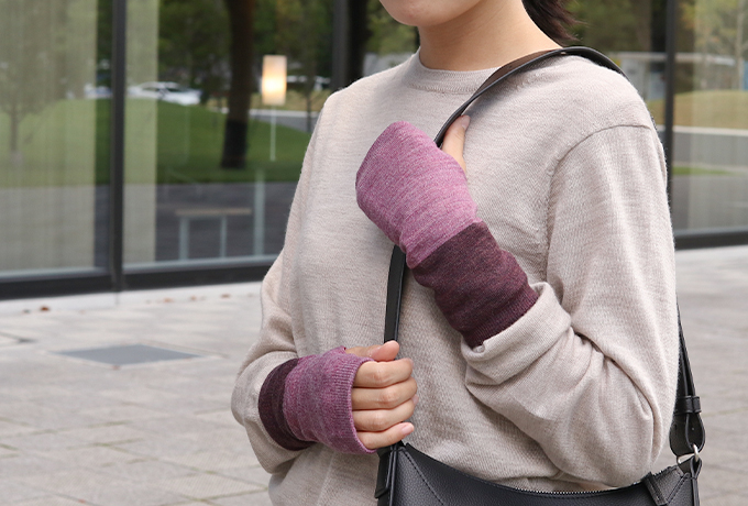 ＼おしゃれに防寒対策！くしゅっと可愛い アームウォーマー ニット おしゃれ かわいい アームカバー ハンドウォーマー 韓国 指穴 ロング ワイド冷えとり 手首 てぶくろ 冬 暖かい 温かい 冷え対策 冷え性 防寒 無地 寒さ対策アップSTORE