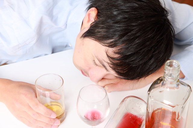 お酒飲むと眠くなるのはかわいい？酔った女性の行動と魅力とは