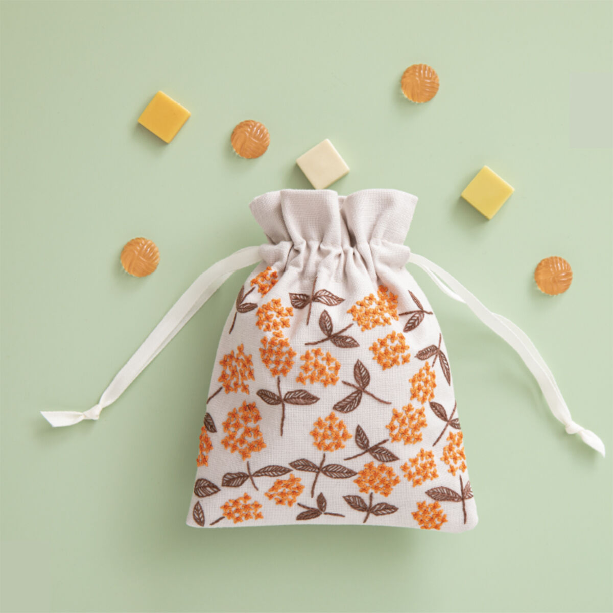 丸底巾着 グリーンリーブス ～『yulaの幸せの刺繍』刺しゅうキットシリーズ