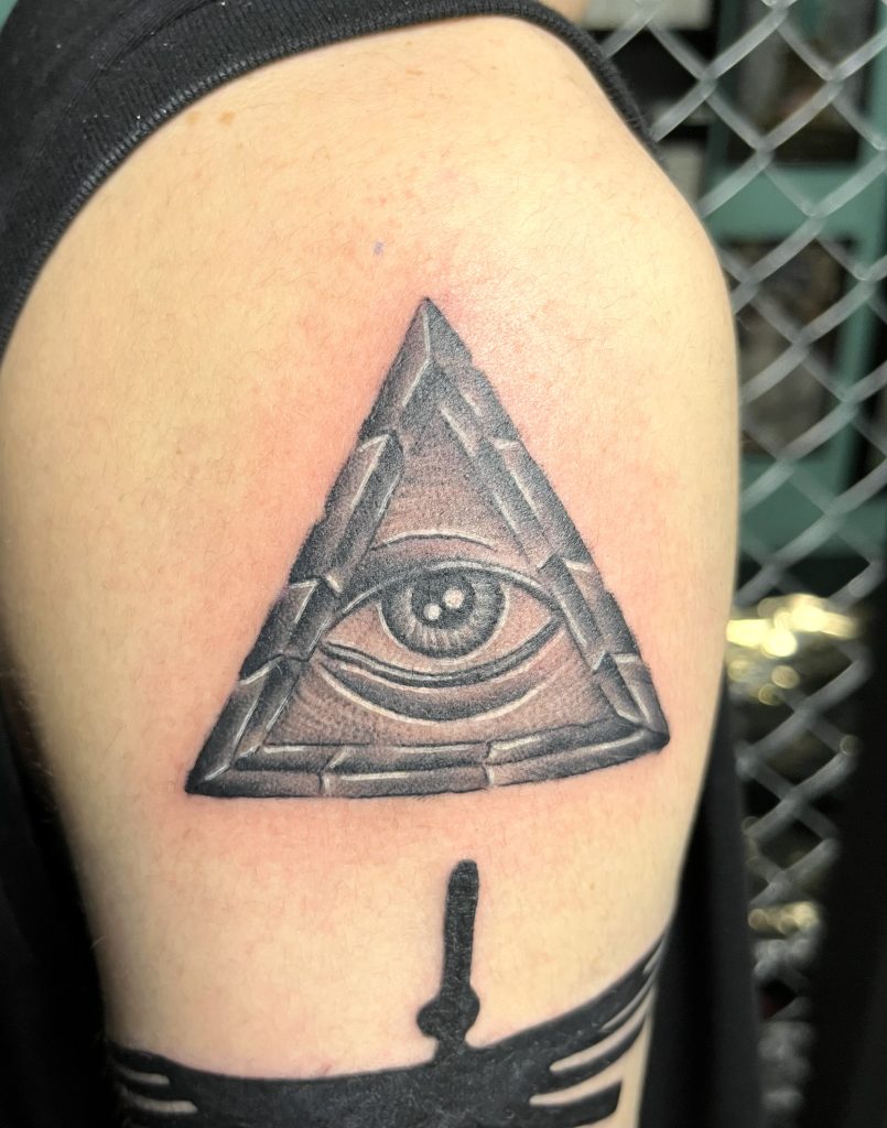 目 ホルスの目 ドリームキャッチャーのタトゥー 刺青 女性NINE STATE DESIGN大阪 日本橋 タトゥースタジオOsakaTattoo刺青 和彫り タトゥ