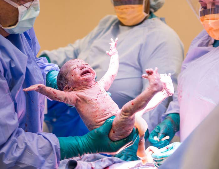 旦那さん、ごめんなさい！」出産に立ち会う気満々だった夫→赤ちゃん誕生の瞬間、予 ベビーカレンダ