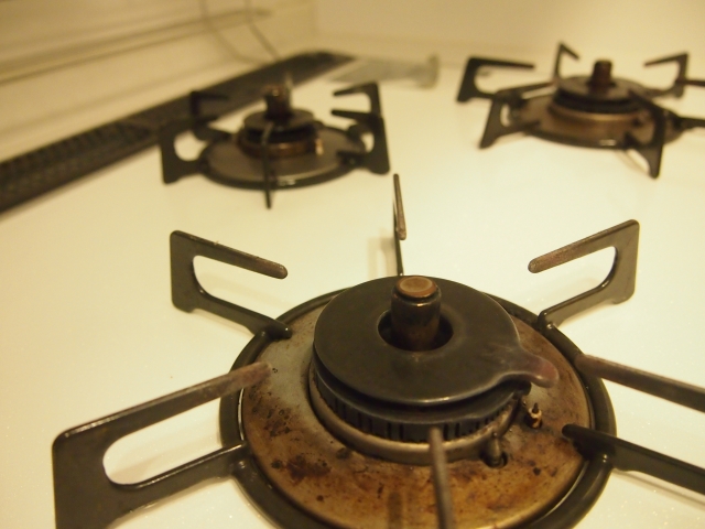 五徳、コンロ台の頑固な汚れ、壁のべとべと 1年の蓄積汚れが重曹で激落ち！プロ伝授の「簡単キッチン掃除術」 - トクバイニュース