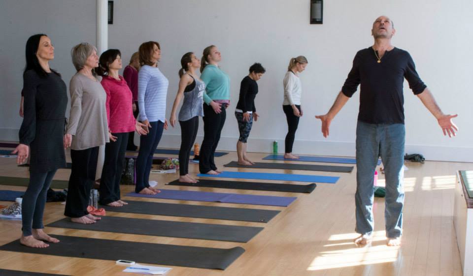 腰を痛めそうで怖い」ヨガに慣れていない人も安心！腰を痛めずに効果を得る やさしい後屈のポーズヨガジャーナルオンライン