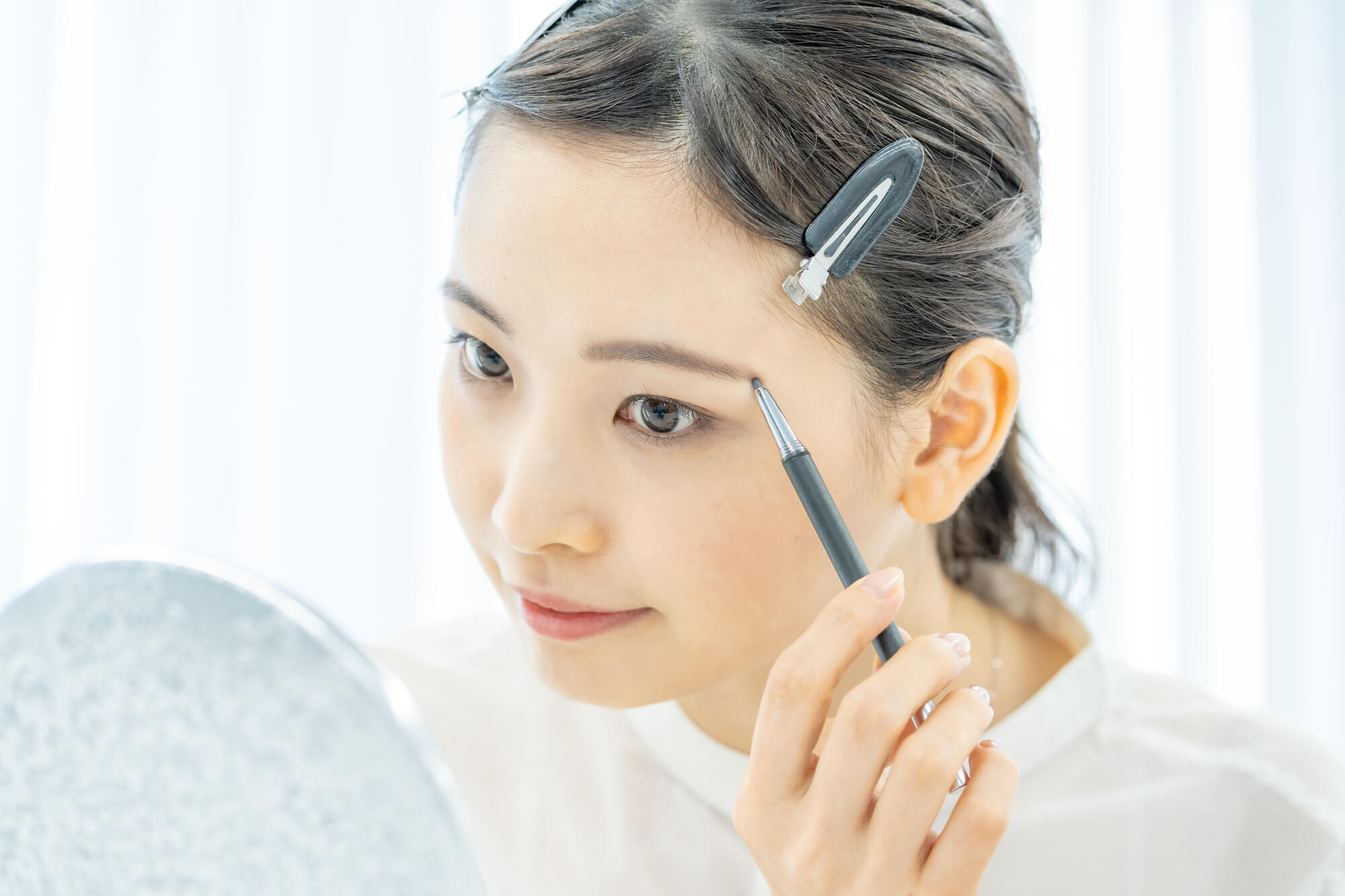 左右ちぐはぐ。生え方がまばら そんな眉の整え方を図解します。これだけで顔全体が今っぽくなる！サンキュ