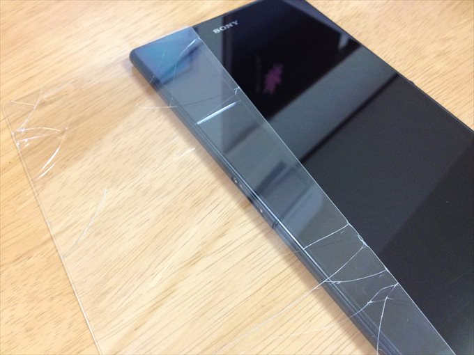 スマホの画面保護ガラスの簡単な剥がし方！,スマホの画面保護ガラスが割れたり、変えたりしたくなったとき、なかなか剥がすのが難しかった、という経験はありませんか？,そんなとき、簡単に剥がす方法を保護ガラスのタイプ別に解説✨, 面白いほどスッと剥がれるのでおすすめです✨,トリニティ株式会社トリニティガジェットデジタルガジェットガジェット好きスマホアクセサリーシンプル