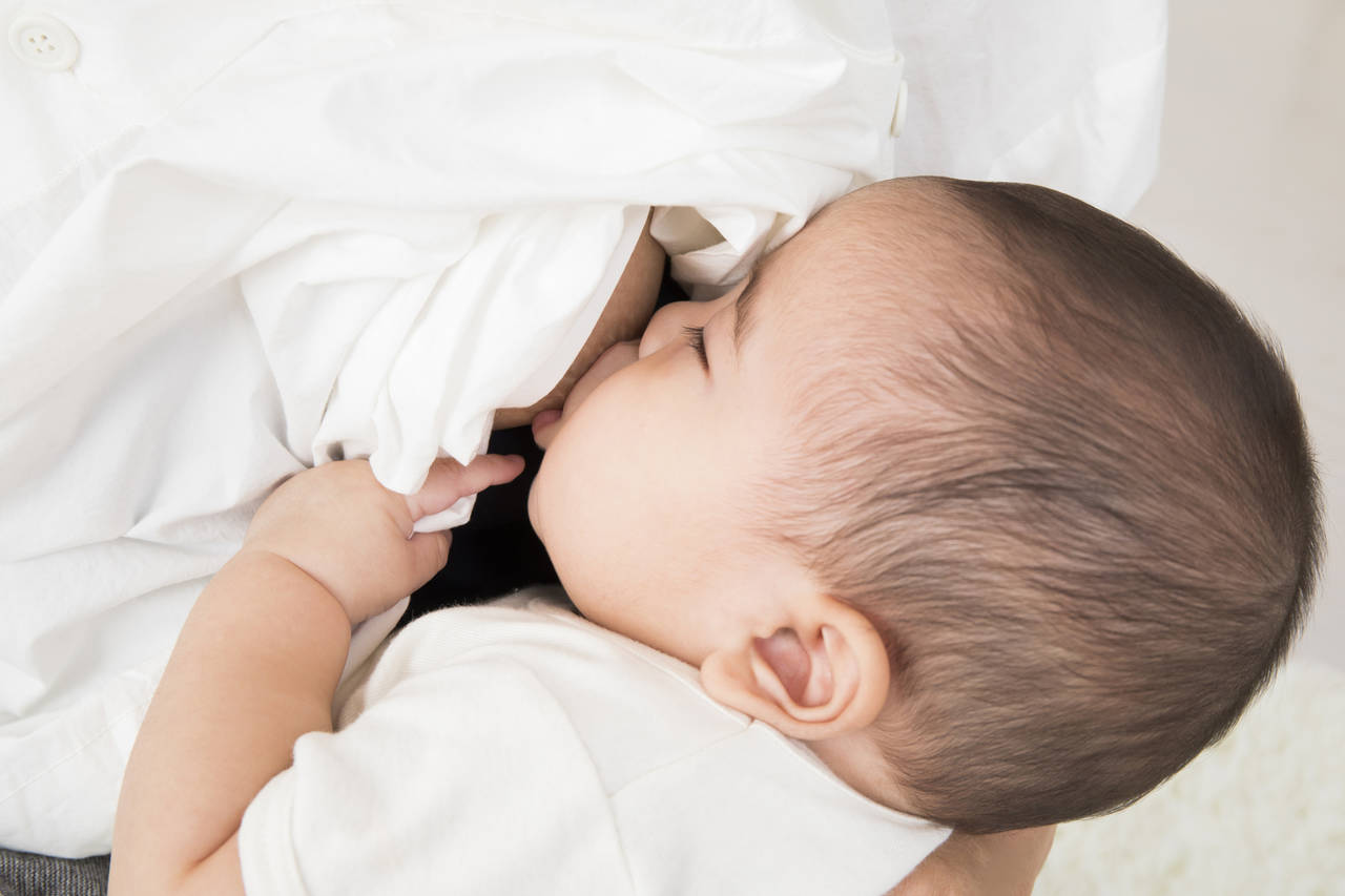 音も聴いてね , おっぱいを飲みながら寝落ちする瞬間🤭, 「ごくっ」のあとに始まるいびき。, 平和だなー。, ママの表情も仕草も全部が優しい🥰,さら助産院,母乳,授乳,生後1カ月 ,赤ちゃんのいびき,スリング授乳,授乳服,実は授乳中