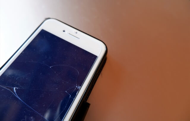スマホが割れた時の応急処置？ガラス片が飛び散らないようにテープで覆ってしまおう！スマホスピタル姫路キャスパ店の修理速報