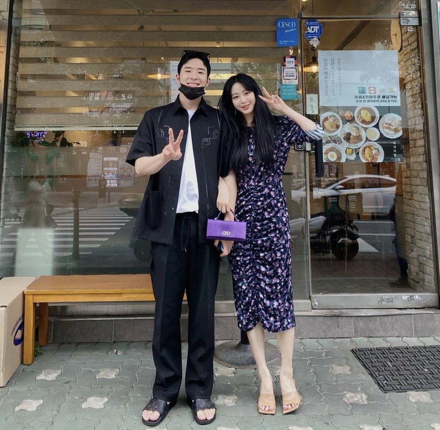 俳優のハン·イェスルが夫のリュ·ソンジェと一緒に特別な瞬間を記念した。ハン·イェスルは27日、自身のSNSに「タトゥー施術が合法化されました」という文と共に夫と並んでタトゥー施術を受ける写真を公開した- MK