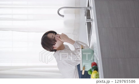 2,900件の「嘔吐」の動画素材 ‐ 4K、HD動画クリップShutterstock